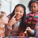 Como Engajar Alunos e Melhorar o Aprendizado Professora utilizando storytelling na sala de aula para engajar os alunos.