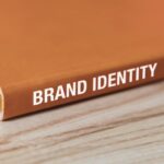 Storytelling no design visual, representando a conexão entre narrativa e identidade de marca.