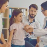 Profissional de saúde usando storytelling para criar empatia e conexão com os pacientes.