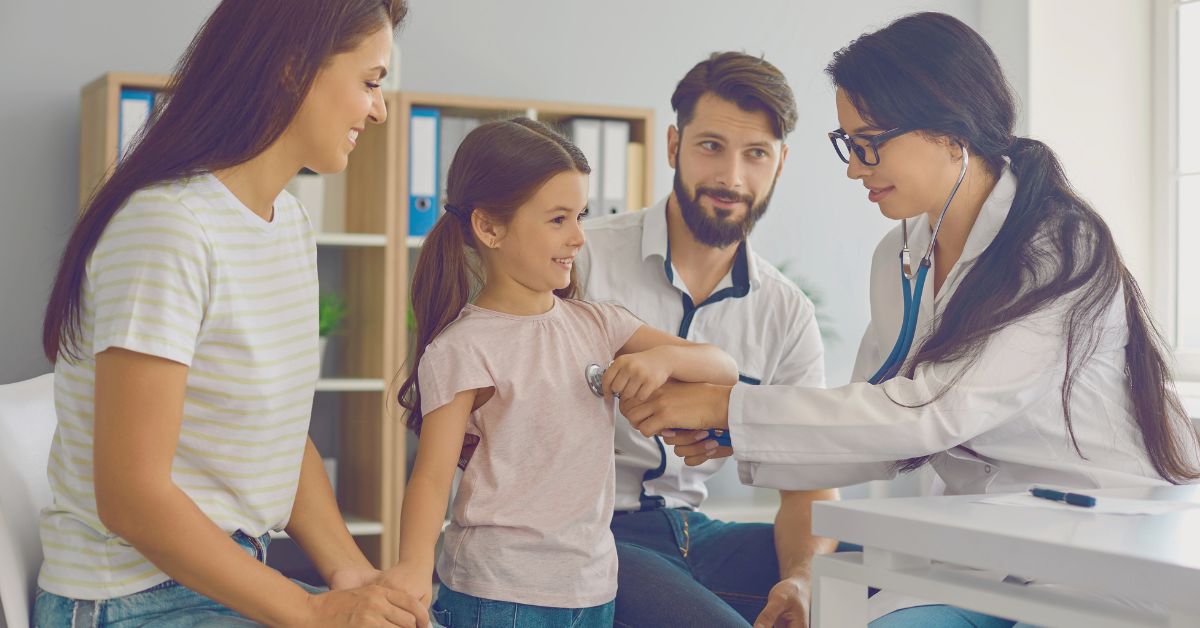 Profissional de saúde usando storytelling para criar empatia e conexão com os pacientes.