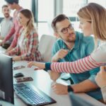 Profissional de tecnologia apresentando um novo produto através do storytelling